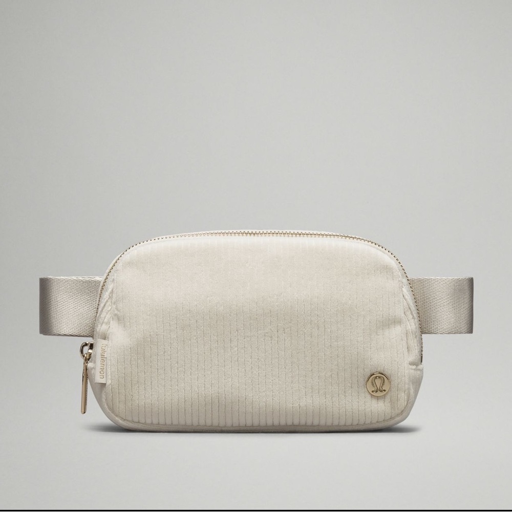 NWT Everywhere Belt Bag
1L Corduroy LULULEMON